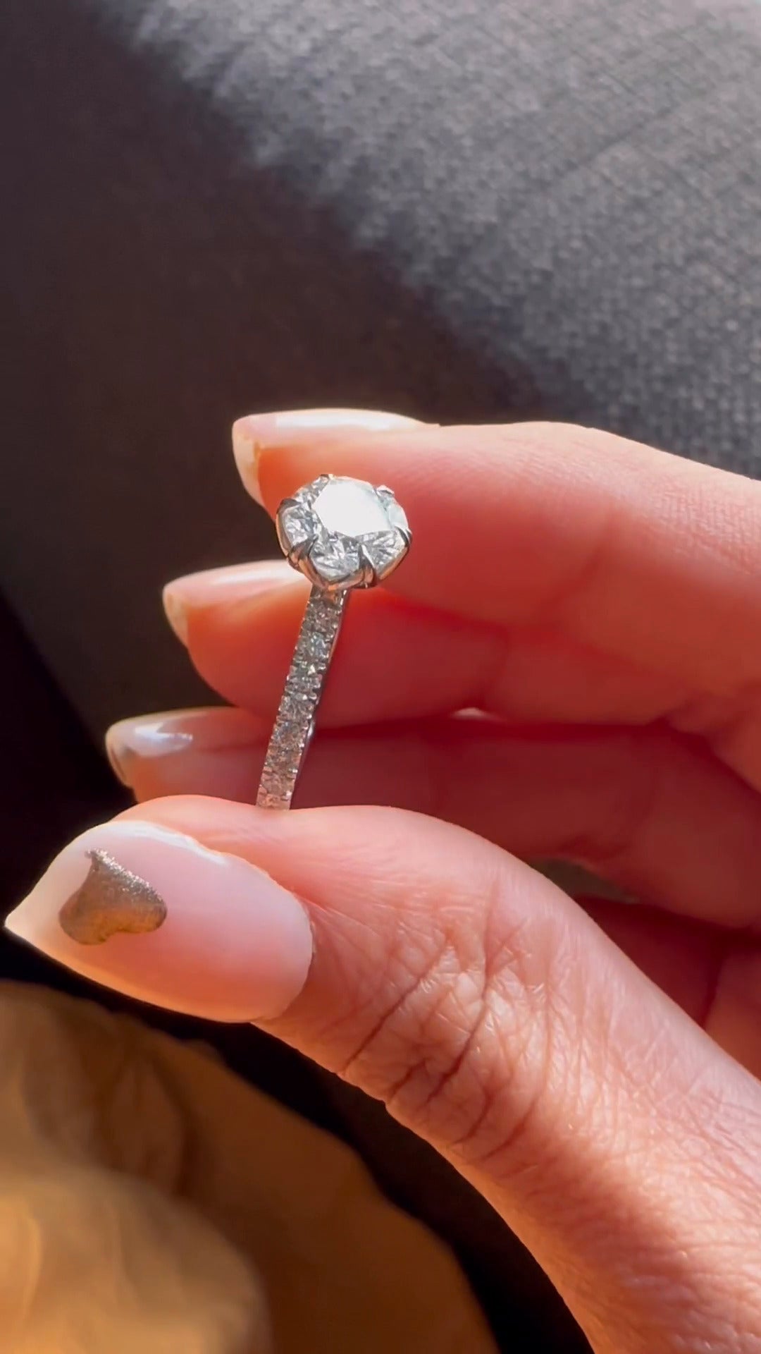 Intan Round Dainty Moissanite Engagement Ring