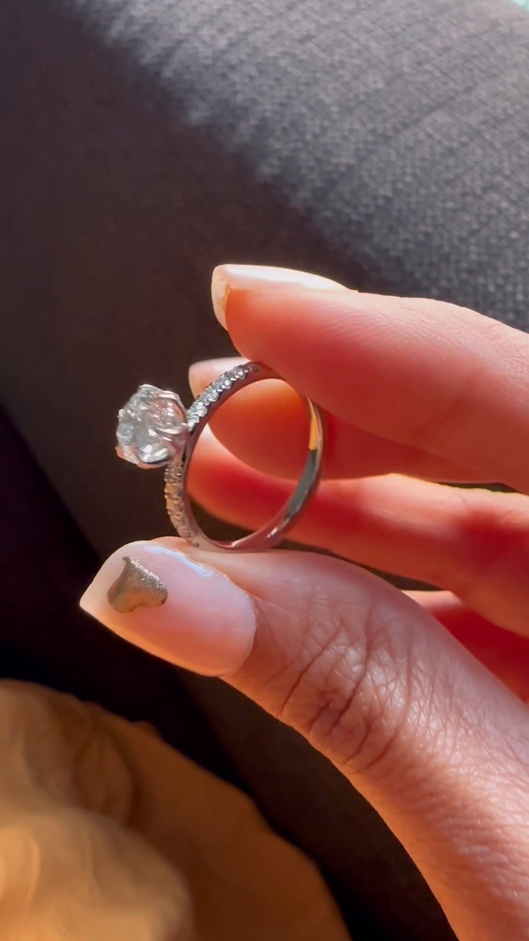 Intan Round Dainty Moissanite Engagement Ring