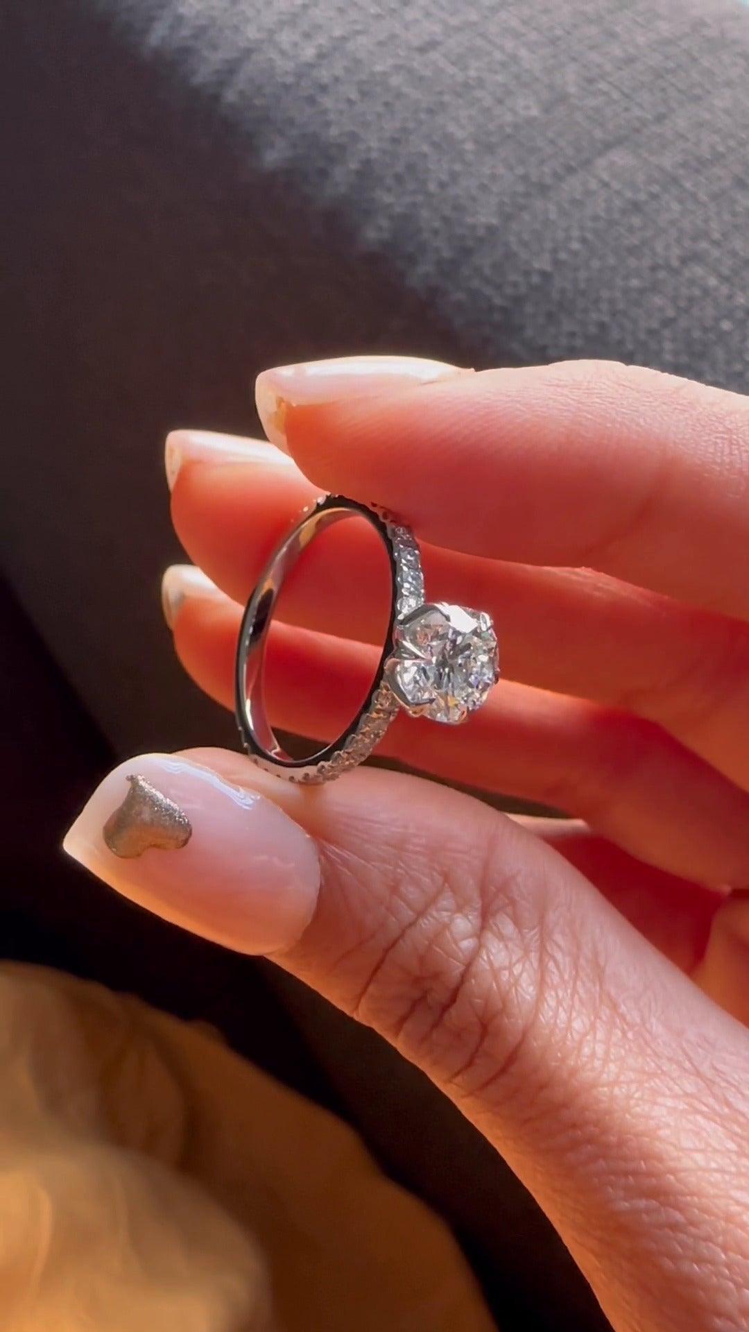 Intan Round Dainty Moissanite Engagement Ring